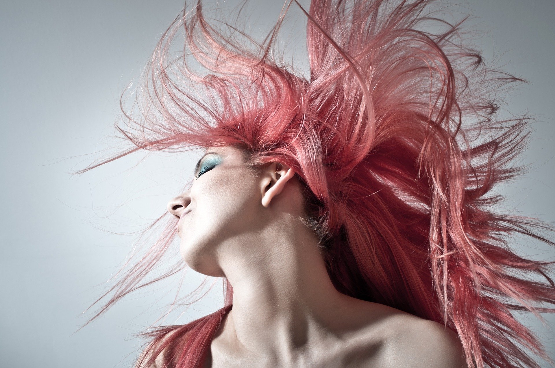 rózsaszín extrém frizura